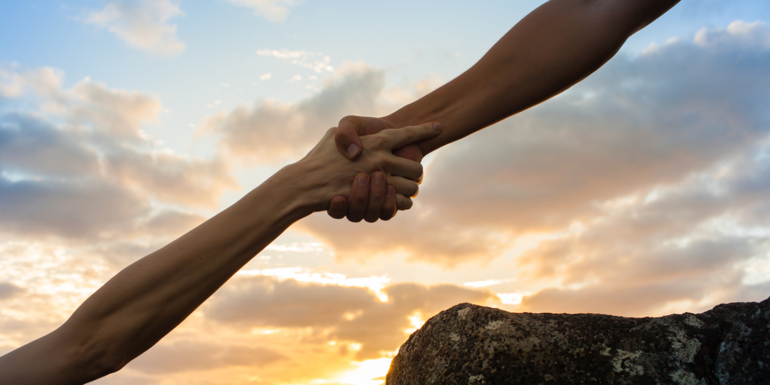 We can help each other. Протягивает руку. Протянутая ладонь. Протягивает руку в горах. Рука помощи